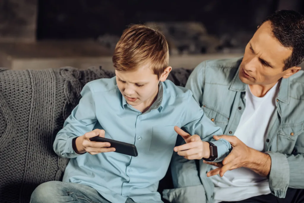 Child doesn’t want to give the phone to his dad